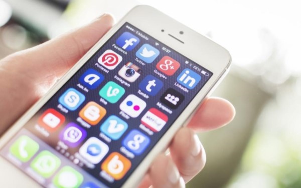 Handy mit Social Media Apps
