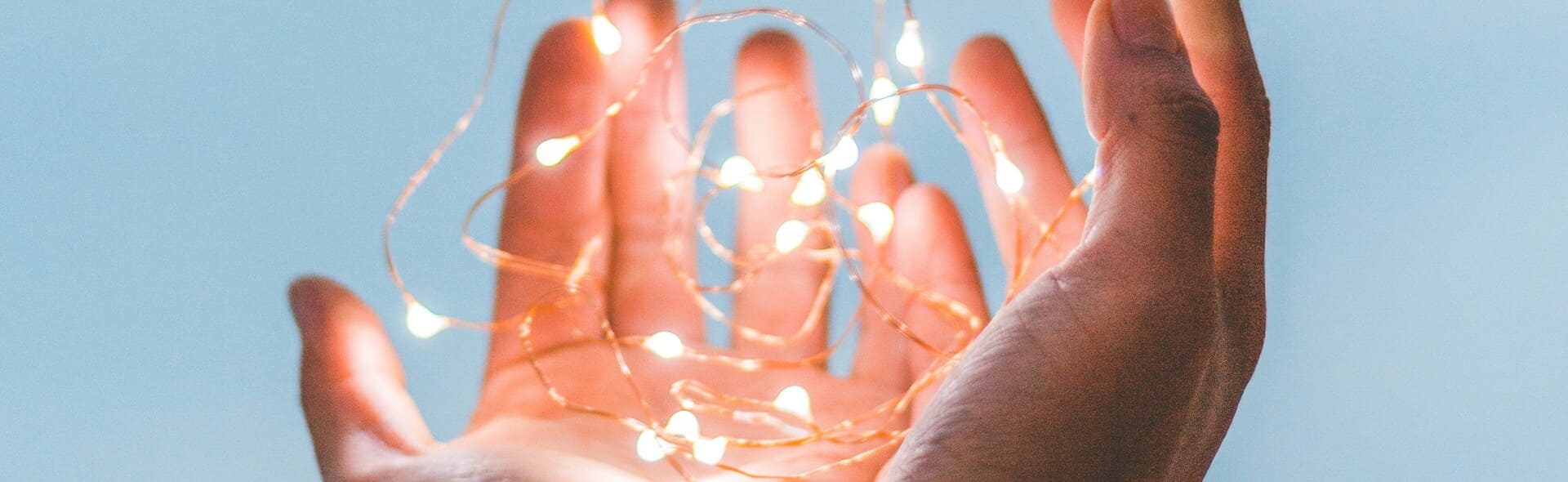 leuchtende Lichterkette in Händen 