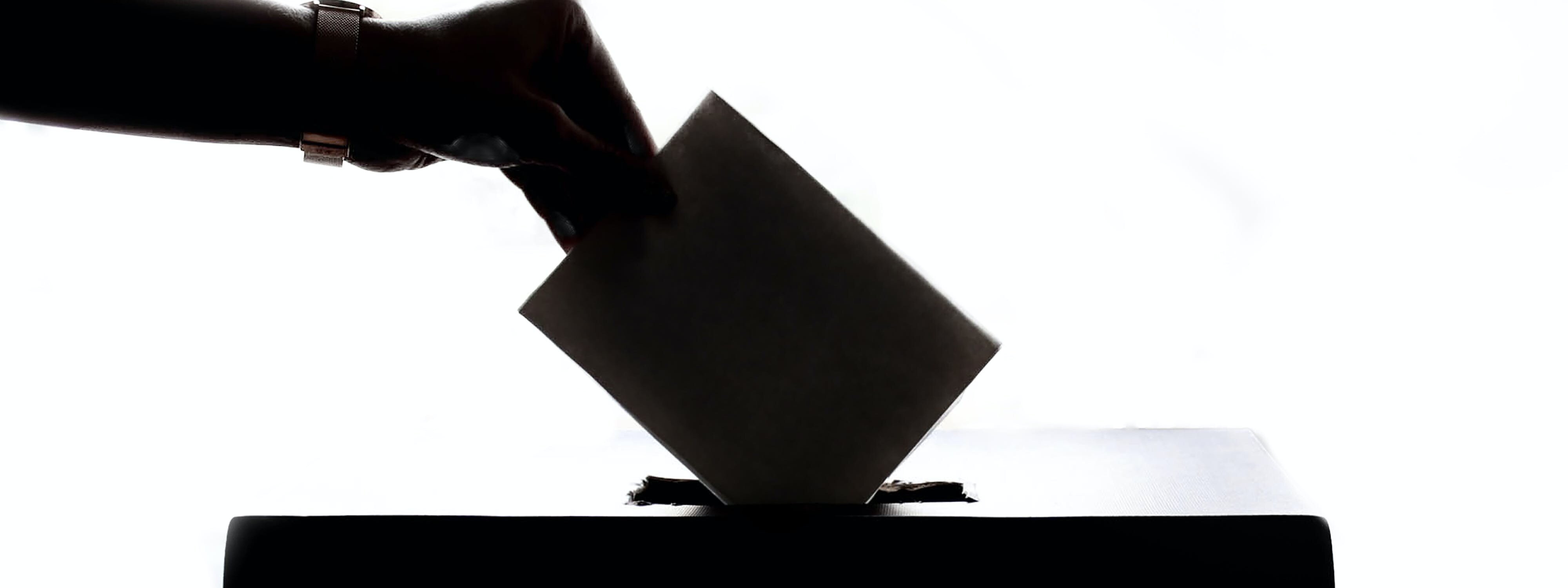 politische Wahl und Wahlurne mit Stimmabgabe 